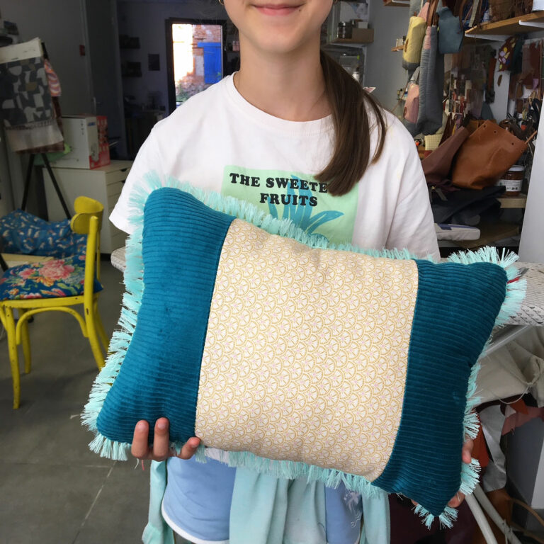 enfant cours de couture realisation coussin déco