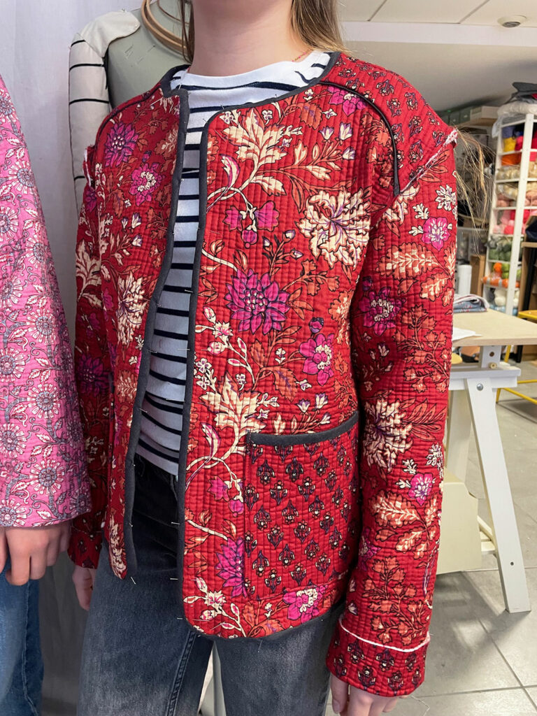 enfant cours de couture realisation veste matelassée rouge