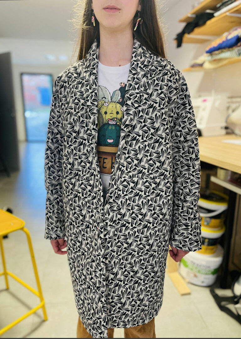 enfant cours de couture realisation manteau