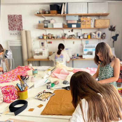 stage couture enfants ados en train de coudre